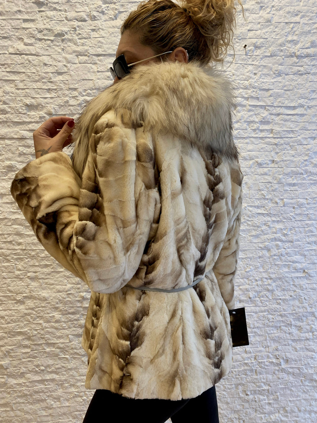 Giacca di visone con importante collo di volpe € 690