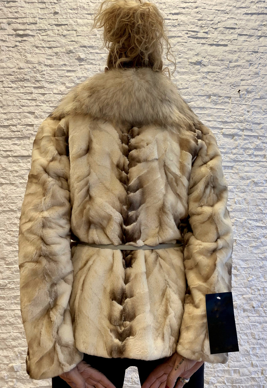 Giacca di visone con importante collo di volpe € 690