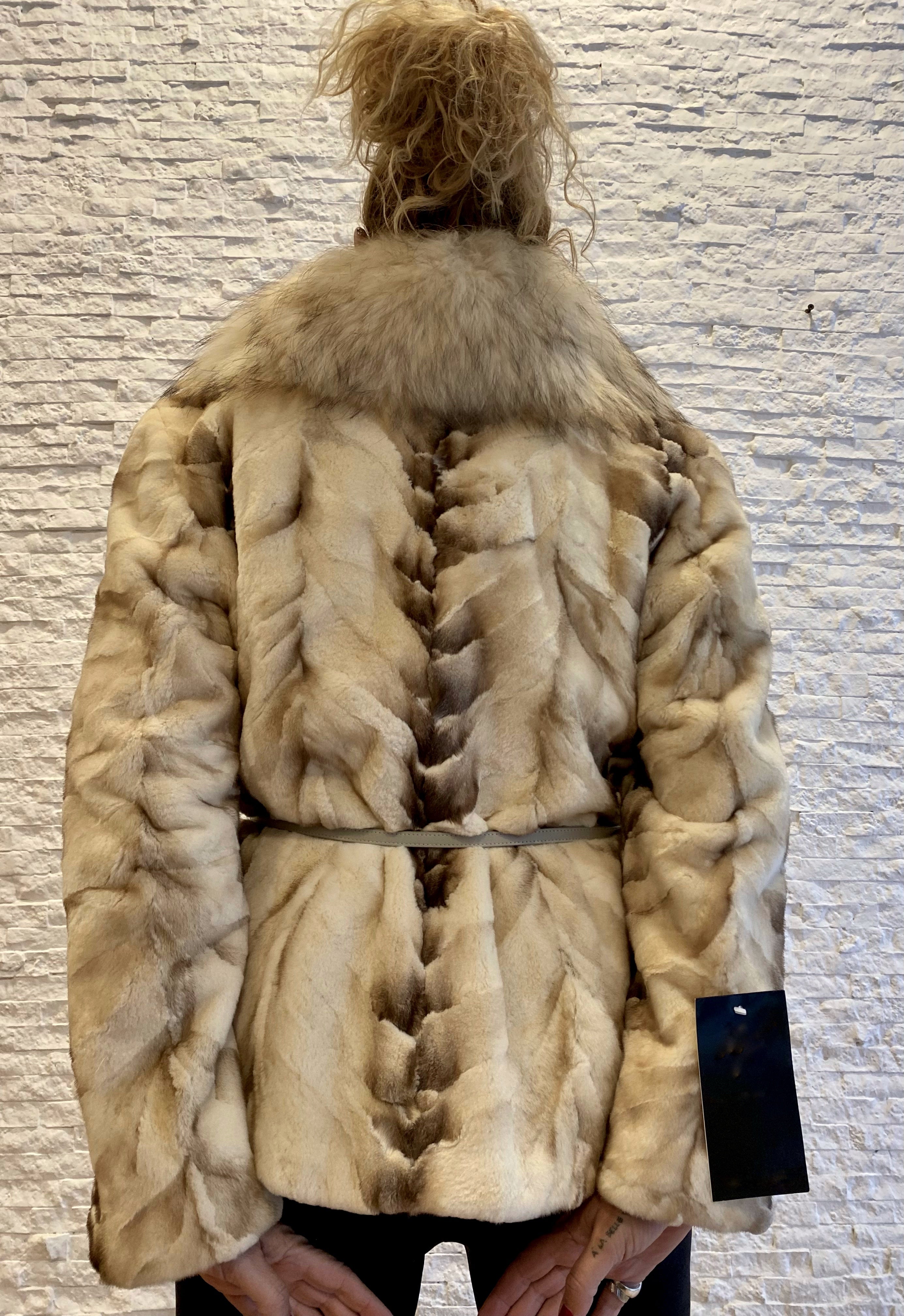 Giacca di visone con importante collo di volpe € 690