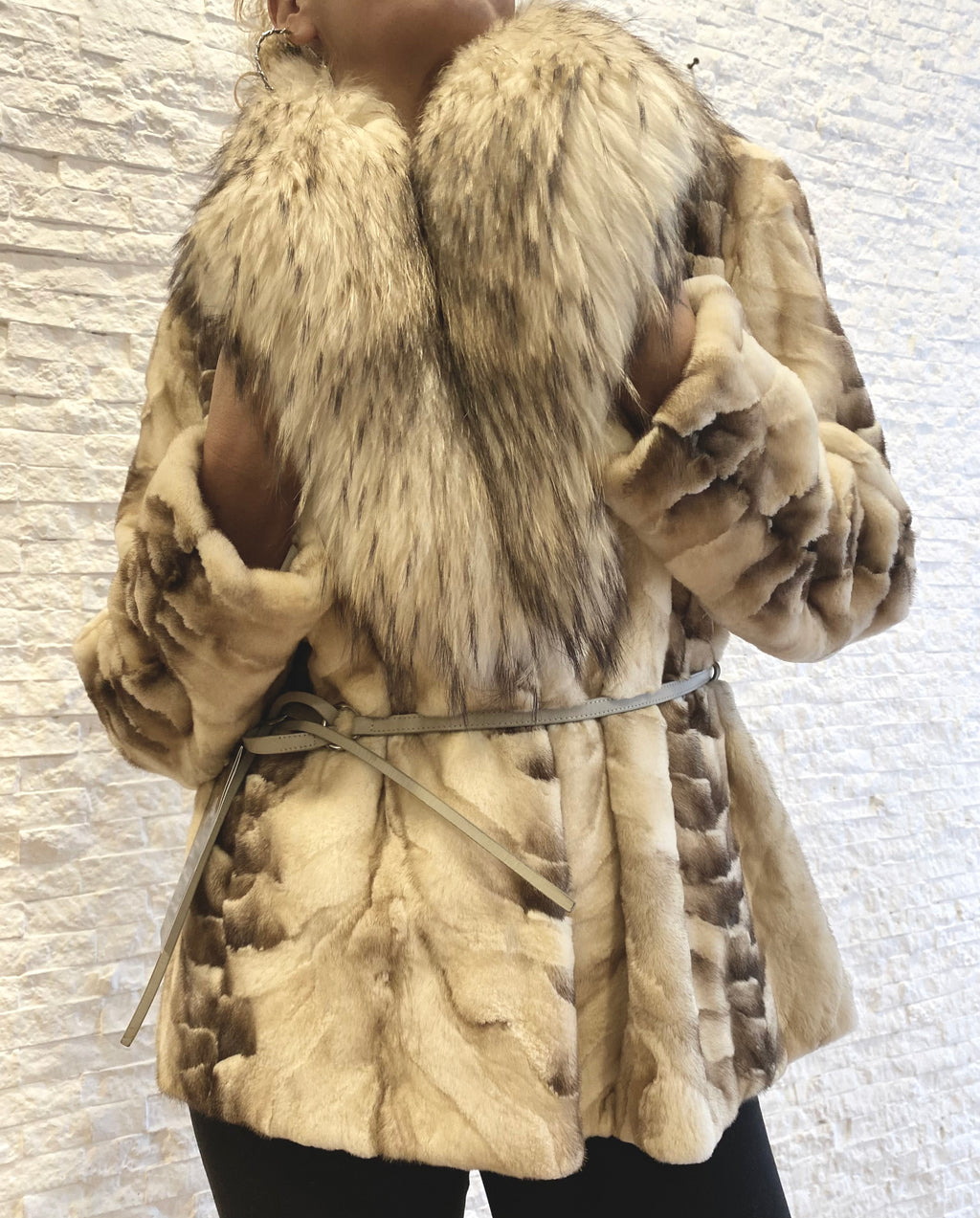 Giacca di visone con importante collo di volpe € 690