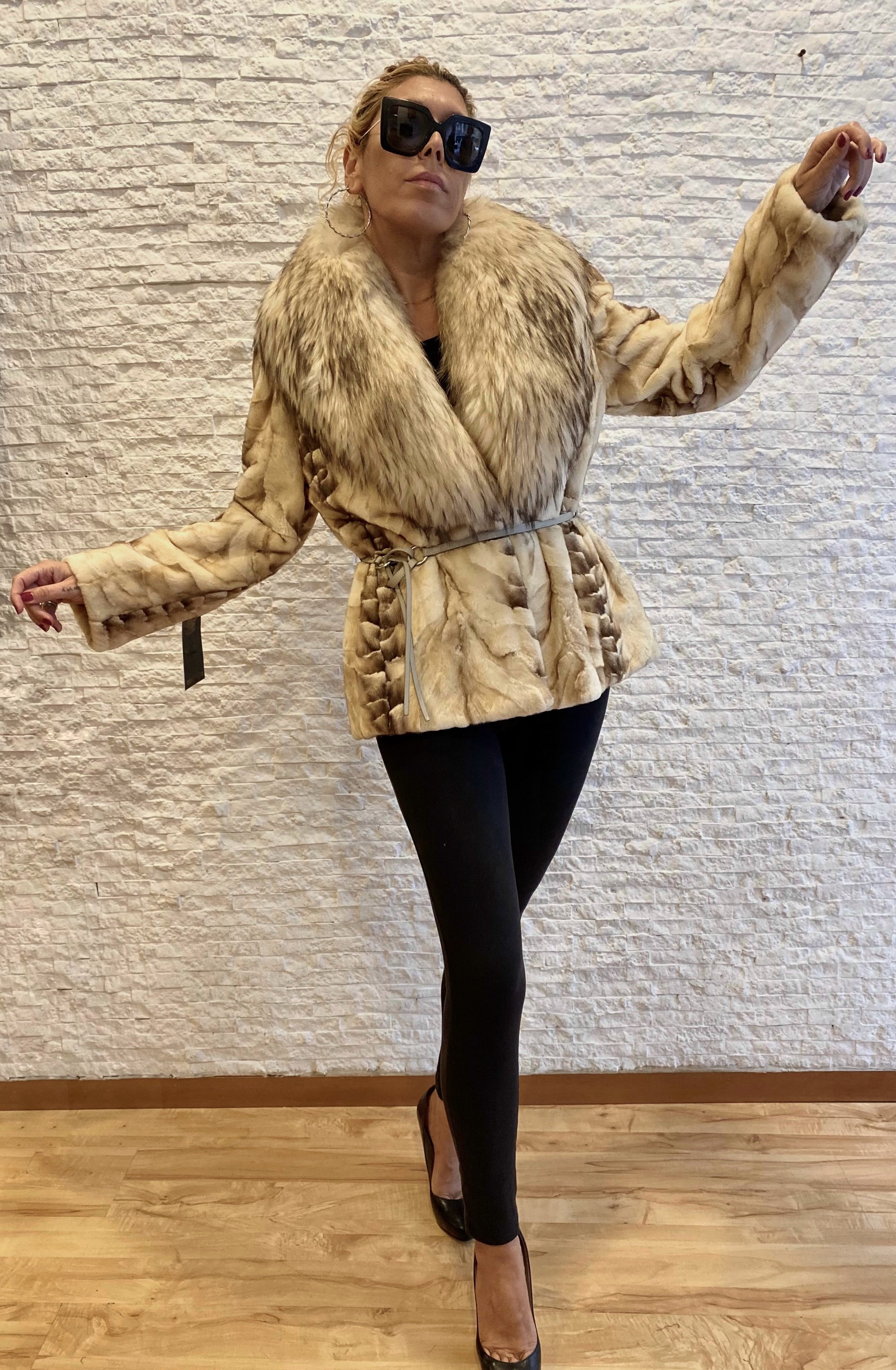 Giacca di visone con importante collo di volpe € 690